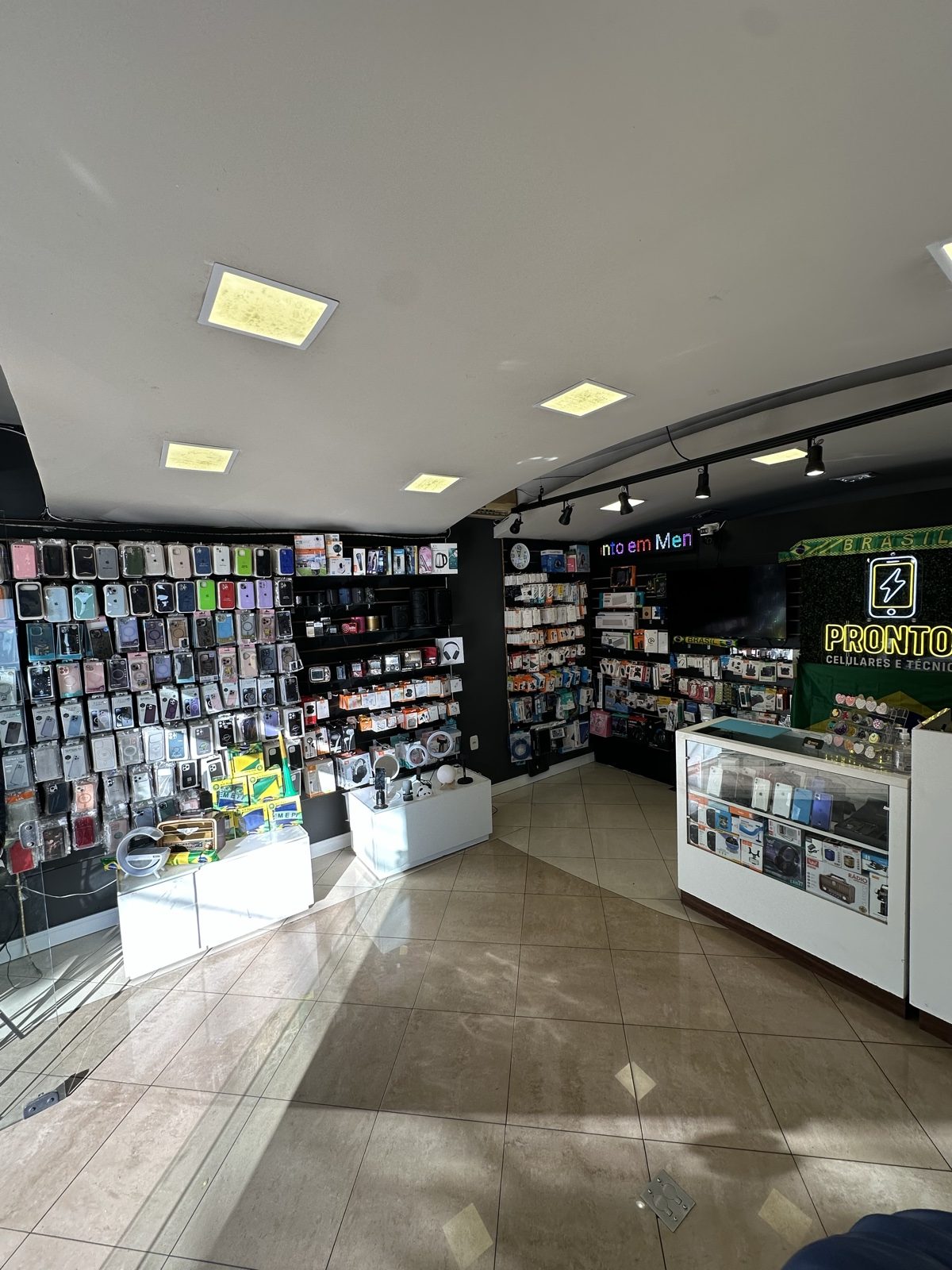 Loja PRONTO! Celulares e Técnica por dentro — balcão de atendimento e vitrines de acessórios, no Centro de Caxias do Sul