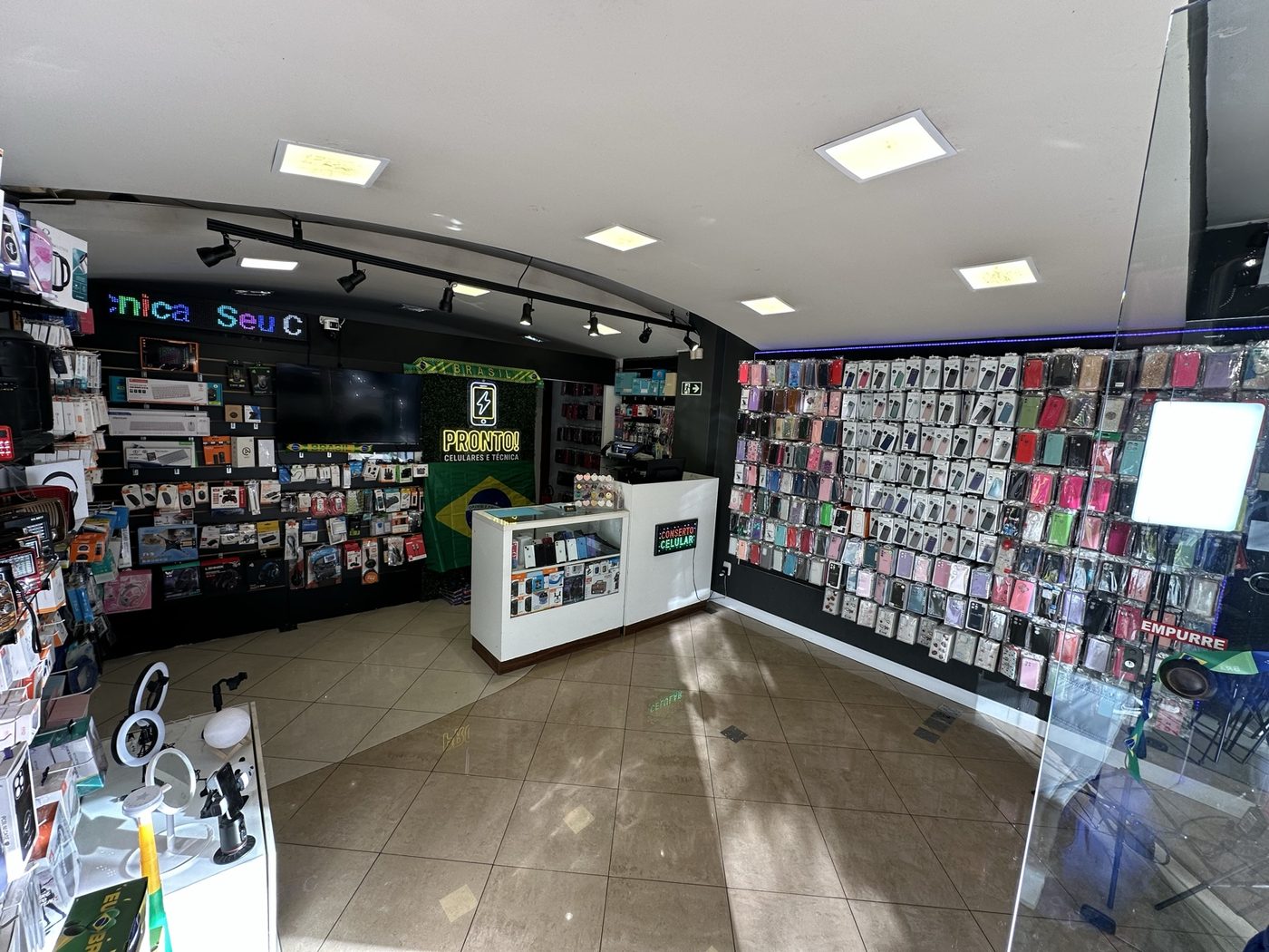 Interior da loja PRONTO! Celulares e Técnica no Centro de Caxias do Sul — balcão de atendimento e paredes de acessórios
